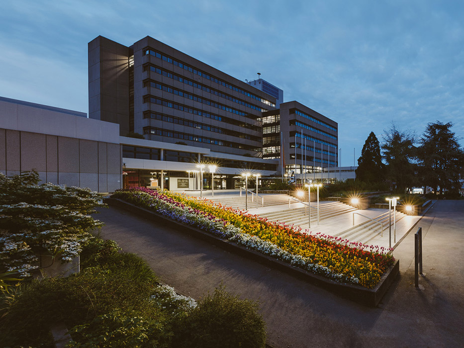 rathaus_sindelfingen-blaue-stunde Rathaus Sindelfingen, blaue Stunde, Sonnenuntergang, Frühling, Blumen, Nachtfotografie, Denkmal
